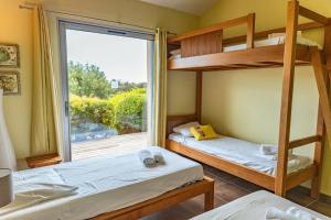 Dos literas en una habitación con ventana. en Villa Pina, en Sainte-Lucie de Porto-Vecchio 47 fotos más