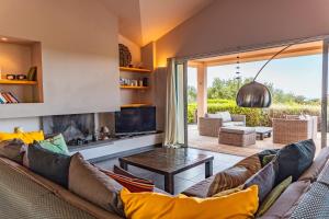 Una sala de estar con un sofá y una chimenea. en Villa Pina, en Sainte-Lucie de Porto-Vecchio