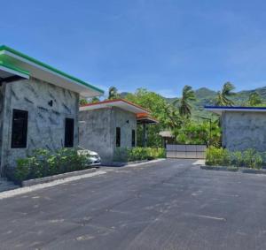 an empty parking lot in front of a building at Baan Raweewan Resort in Ban Phu Yai