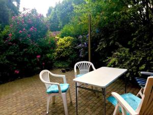 KoudhoornにあるChalet in Veluwe near De Grote Arkの椅子2脚、テーブル1台、テーブル1台、椅子1脚