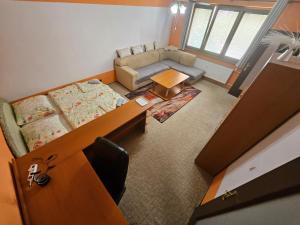 an overhead view of a living room with a couch and a table at WOLF APARTMAN Luxusné ubytovanie s plnou výbavou s Bezplatným parkovaním SMART TV a Optickým Internetom Priamo v Považskej Bystrici Tichá lokalita s Všade blízko Vhodné pre Jednotlivcov Rodiny Pracovné cesty Turistiku aj Oddych Plne vybavená Kuchyňa in Považská Bystrica