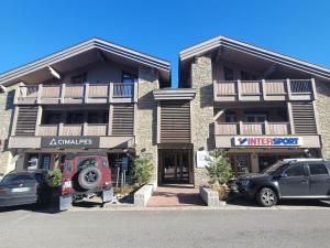 ein Gebäude mit einem davor geparkten Auto in der Unterkunft Appartement 4 pièces de luxe, à deux pas des pistes et commerces, avec parking et accès fitness à Courchevel - FR-1-562-35 in Courchevel + 3 Fotos