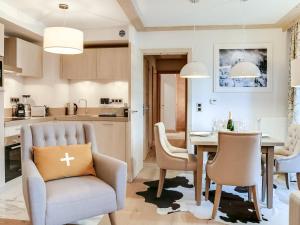 une cuisine et une salle à manger avec une table et des chaises dans l'établissement Appartement moderne avec WiFi et parking sous-terrain à Courchevel Village - FR-1-562-28, à Courchevel 3 autres photos