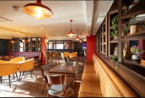 a restaurant with tables and chairs and a bar at Jen's Retreat in Lossiemouth