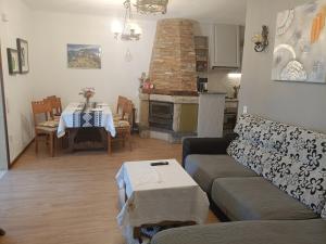 a living room with a couch and a table at Bella Terra 2 in L'Ampolla