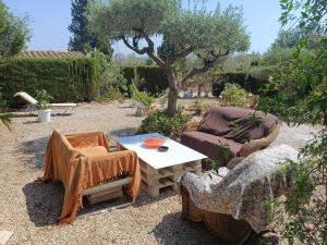 a patio with two chairs and a coffee table at Bella Terra 2 in L'Ampolla
