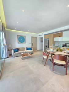 una sala de estar con un sofá y una mesa en Margarita 102 Private Beach Access Aqua Esmeralda Dominicus, en La Laguna 50 fotos más