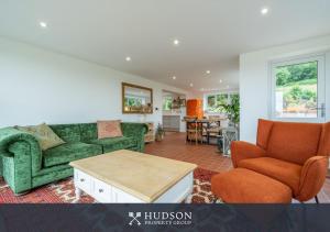 Ruang duduk di Modern Snitton Cottage & Gardens