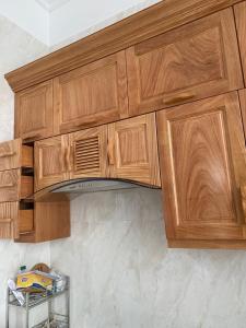 Η κουζίνα ή μικρή κουζίνα στο Sunrise Villa bãi Khem - biệt thự 4 phòng ngủ, 5 phòng tắm, thang máy riêng, máy giặt và sấy đồ, bếp với đầy đủ dụng cụ ăn uống, đồ dùng nấu ăn