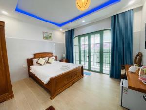 Ένα ή περισσότερα κρεβάτια σε δωμάτιο στο Sunrise Villa bãi Khem - biệt thự 4 phòng ngủ, 5 phòng tắm, thang máy riêng, máy giặt và sấy đồ, bếp với đầy đủ dụng cụ ăn uống, đồ dùng nấu ăn