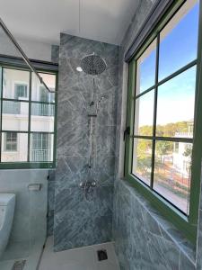 Ένα μπάνιο στο Sunrise Villa bãi Khem - biệt thự 4 phòng ngủ, 5 phòng tắm, thang máy riêng, máy giặt và sấy đồ, bếp với đầy đủ dụng cụ ăn uống, đồ dùng nấu ăn +37 φωτογραφίες