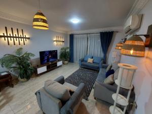 Μια τηλεόραση ή/και κέντρο ψυχαγωγίας στο House for family only
