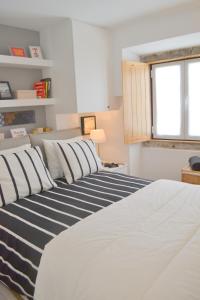 リスボンにあるTP Factory 15, Lisbon Apartmentのベッドルーム1室(ストライプ枕付きベッド2台付)