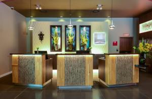 eine Lobby mit einem Warteraum mit Holzkabinen in der Unterkunft Leonardo Hotel Munich City East in München