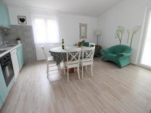 Η κουζίνα ή μικρή κουζίνα στο Apartment in Seline by the Sea