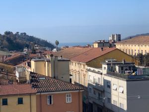 a view of a city with roofs and buildings at Appartamento Mare Monti in Carrara