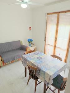 a living room with a table and a couch at ROSA BLU House in Pisa