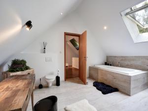 Afbeelding uit fotogalerij van Renovated farm with heated pool in Laakdal
