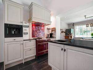 Afbeelding uit fotogalerij van Renovated farm with heated pool in Laakdal