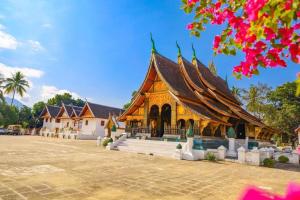 ルアンパバーンにあるCozy Inn Boutique Luangprabang Laosの中庭にある尖った屋根の大きな建物