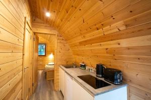 Η κουζίνα ή μικρή κουζίνα στο Cosy and eco-friendly cabins next to 16th century pub