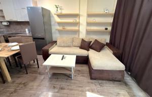 un salon avec un canapé et une table dans l'établissement Уютен двустаен Гранд мол, à Varna