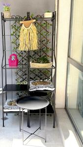 une étagère noire avec une table et une chaise dans l'établissement Уютен двустаен Гранд мол, à Varna