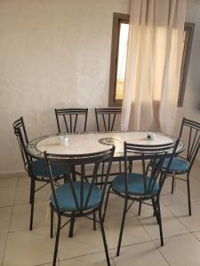 une table et des chaises dans une pièce dans l'établissement Sea View Apartment, à Sidi Bouqnadel