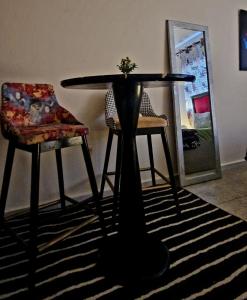 - Sala de estar con mesa y 2 sillas en Greeny Studio, en Rabat