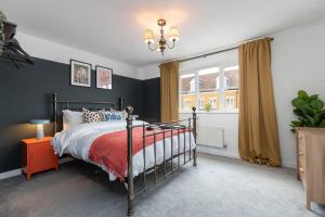 een slaapkamer met een bed en een raam bij Watson House in Spennymoor