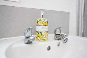 een fles wijn op een gootsteen naast twee kranen bij Watson House in Spennymoor +67 foto's