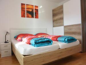 ein Schlafzimmer mit einem Bett und Kissen darauf in der Unterkunft Mansion in Goldegg near Ski Lift in Goldegg