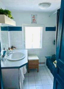 un bagno con lavandino e finestra di Séjour chez Cécile a Marcenod