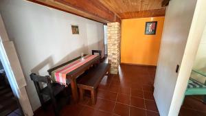 een hal met een houten bank in een kamer bij The Berg Surf Shack in Muizenberg