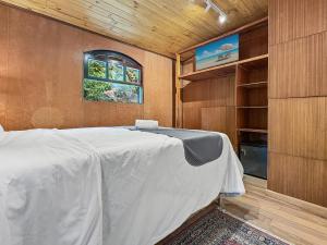 une chambre avec un lit et une fenêtre dans l'établissement Lareira Jacuzzi 1 suíte Churrasqueira Wi-Fi, à Campos do Jordão