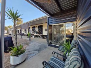 un patio con un grupo de sillas y un edificio en Beulah Retreat, en Tara