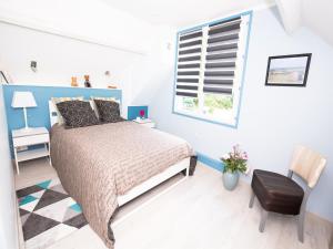 QuinévilleにあるSea View Stay in Quinévilleのベッドルーム1室(ベッド1台、窓、椅子付)