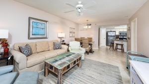 un salon avec un canapé et une table dans l'établissement Phoenix V 715, à Orange Beach