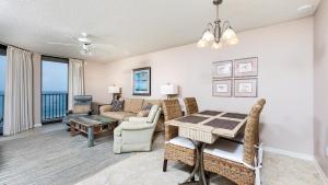 un salon avec une table à manger et un canapé dans l'établissement Phoenix V 715, à Orange Beach