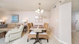 un salon avec une table et un canapé dans l'établissement Phoenix V 715, à Orange Beach