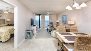 une chambre et un salon avec un lit et un canapé dans l'établissement Phoenix V 715, à Orange Beach 20 autres photos