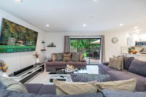 Una sala de estar con dos sofás y un televisor. en Fox Island Heated Spa- Downtown & Beach, en Fort Lauderdale 30 fotos más