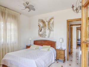 een slaapkamer met een bed en een plafondventilator bij Villa in Arenys de Mar with Sea View in Arenys de Mar
