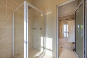 un bagno con doccia con porta in vetro di 6 Durban Street, Grahamstown a Grahamstown Altre 24 foto