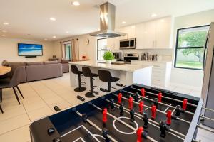 Una cocina y una sala de estar con una mesa. en Fox Island Heated Spa- Downtown & Beach, en Fort Lauderdale