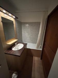 a bathroom with a sink and a bath tub at Studio Cosy 4 pers, avec balcon, idéal Ski 3 Vallées et Cure Thermale in Brides-les-Bains