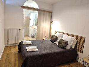 a bedroom with a bed with two towels on it at Le nid des agrumes in Lucciana