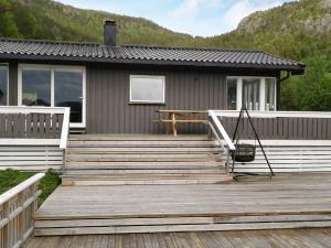 una casa con una terraza de madera frente a ella en 8 person holiday home in Sundlandet, en Snildal 52 fotos más
