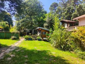 a yard with a house with a fence at Shifting Sands Surf House in Labenne