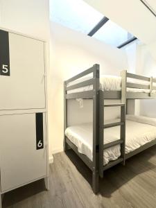 Postel nebo postele na pokoji v ubytování Hostel Alicante Innova Spaces